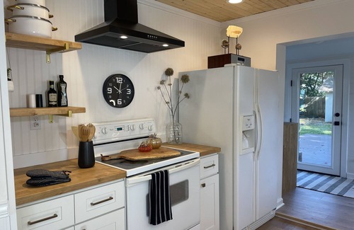 East Pensacola Heights Casa | Serene & Stylish Private Cottage Near Beach, Downtown, and Local Eats. 2bed/1ba