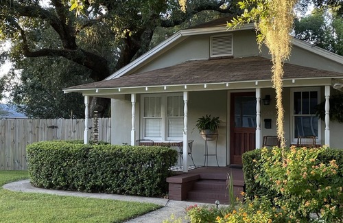 East Pensacola Heights Casa | Serene & Stylish Private Cottage Near Beach, Downtown, and Local Eats. 2bed/1ba