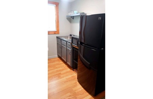 Geneva-on-the-Lake Casa | Serene Suite right off GOTL Strip! Sleeps 2!