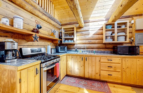 Taos Ski Valley Cabina | Serene & sunlit dog-friendly cabin with hot tub, fire pit, & views - near skiing
