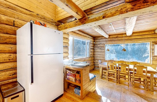 Taos Ski Valley Cabina | Serene & sunlit dog-friendly cabin with hot tub, fire pit, & views - near skiing