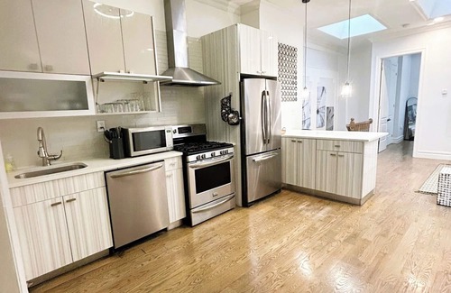 Bushwick Apartamento | Serene Sunny Spacious 3-bedroom apartment with – Near Subway, Shops & Dining