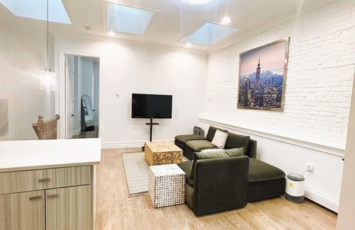 Bushwick Apartamento | Serene Sunny Spacious 3-bedroom apartment with – Near Subway, Shops & Dining