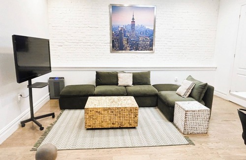 Bushwick Apartamento | Serene Sunny Spacious 3-bedroom apartment with – Near Subway, Shops & Dining
