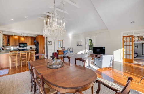 Hillsmere Casa | Serene Sunsets at Historic Waterfront Home