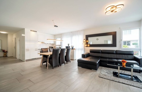 Safenwil Casa | Serene Swiss Apt | scenic balcony views + parking + hi-speed wifi