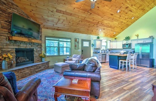 Hampton Cabina | Serene TN mountain getaway nestled on 17 private acres of majestic Appalachian Mountains.