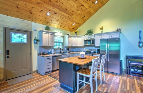 Hampton Cabina | Serene TN mountain getaway nestled on 17 private acres of majestic Appalachian Mountains.