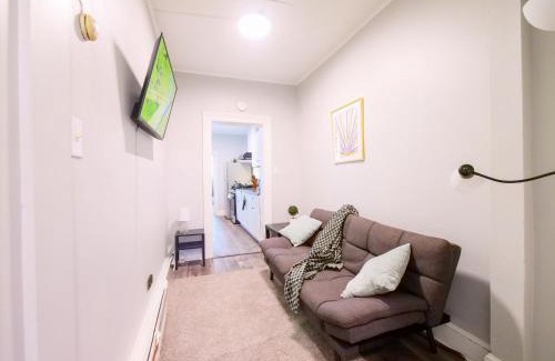 The Heights Apartamento | Serene Two-Bedroom Retreat - close to NYC