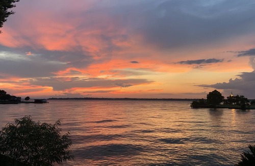 West Livingston Casa | Serene, updated lakefront retreat with fenced yard