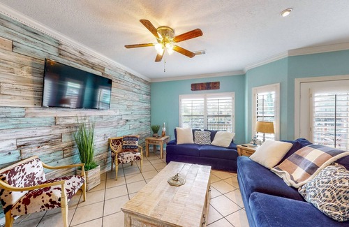 West Livingston Casa | Serene, updated lakefront retreat with fenced yard
