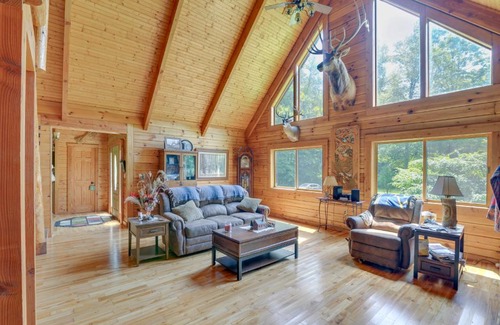 Dailey Casa | Serene Valley Bend Cabin Rental 7 Private Acres!