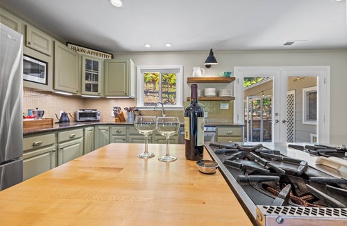 Geyserville Casa | Serene Vineyard Escape with Stunning Valley Views