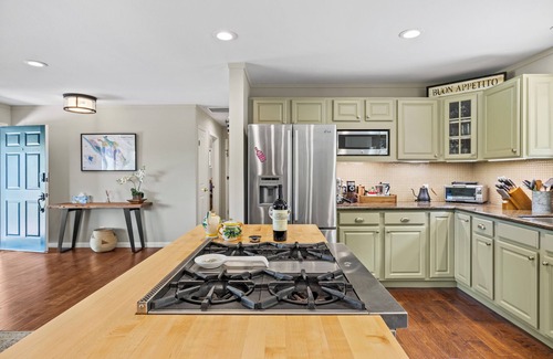 Geyserville Casa | Serene Vineyard Escape with Stunning Valley Views