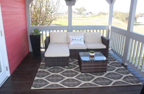 Templeton Casa | Vineyard Tiny House with Deck and Beautiful Views - Minutes Away From Downtown