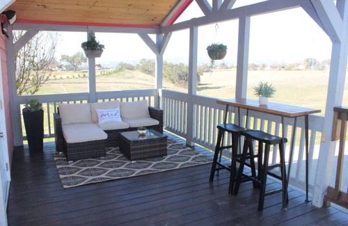 Templeton Casa | Vineyard Tiny House with Deck and Beautiful Views - Minutes Away From Downtown