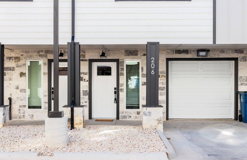 Waller Casa | Serene Waller Retreat: Spacious Home Near Shops & Restaurants