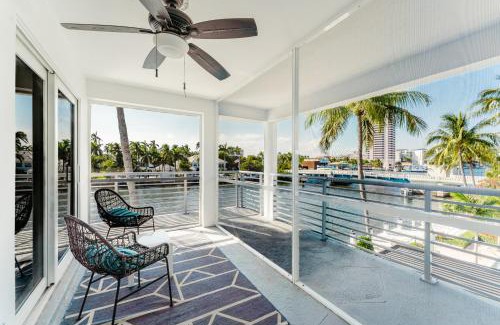 Boca Raton Apartamento | Serene Waterfront 2BR 2BA with Intracoastal Views, Pool, Balcony, Parking