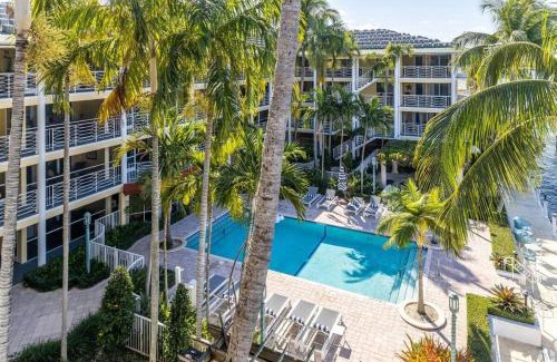Boca Raton Apartamento | Serene Waterfront 2BR 2BA with Intracoastal Views, Pool, Balcony, Parking