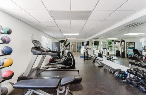 Boca Raton Apartamento | Serene Waterfront 2BR 2BA with Intracoastal Views, Pool, Balcony, Parking