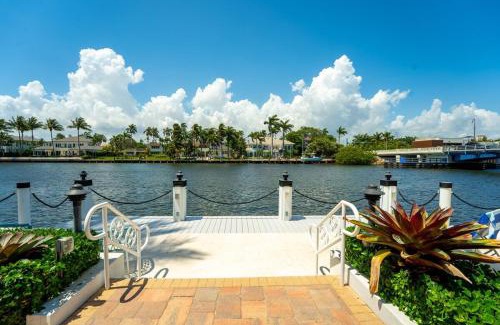 Boca Raton Apartamento | Serene Waterfront 2BR 2BA with Intracoastal Views, Pool, Balcony, Parking