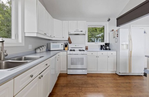 Meaford Casa | Serene Waterfront Escape On Private Lane