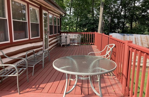 New Oxford Cabaña | Serene waterfront Log cabin home close to Gettysburg Kayak, fishing and deck