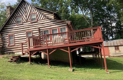 New Oxford Cabaña | Serene waterfront Log cabin home close to Gettysburg Kayak, fishing and deck