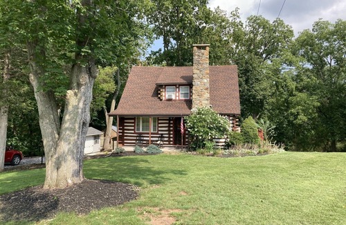 New Oxford Cabaña | Serene waterfront Log cabin home close to Gettysburg Kayak, fishing and deck