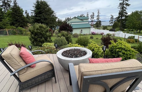 Eastsound Casa | Serene Waterview Retreat/Hot Tub/Private Beach &Tennis Court/ Pet-Friendly
