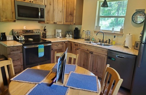Lakeside Cabina | Serene Woodside Cabin: Modern Amenities in Nature