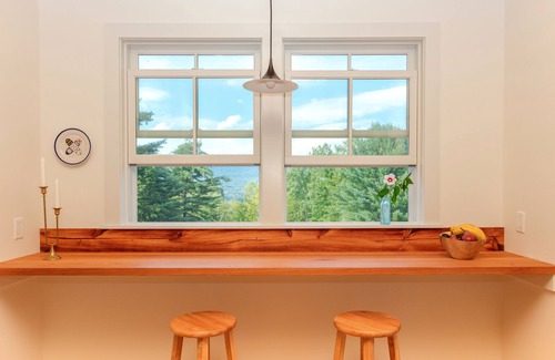 Woodstock Casa | Casa de 3 dormitorios / 2 baños recién construida con vistas a la montaña