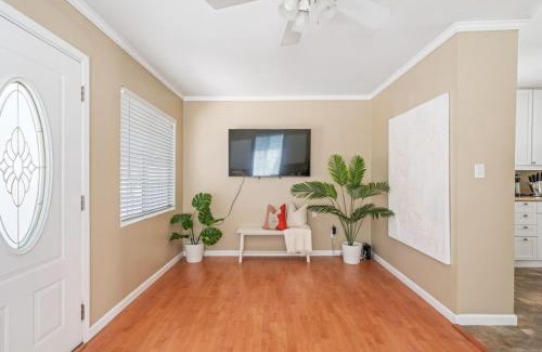 Harbor Casa | Serene Yard Porch at Signal Hill - Close to the Beach