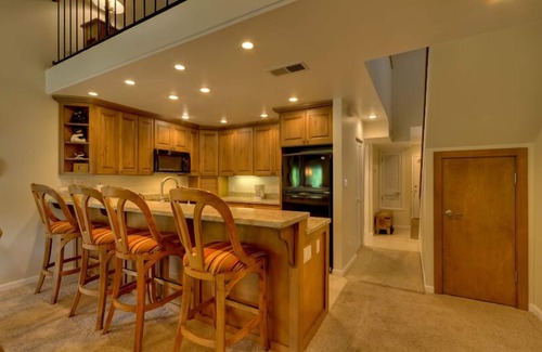 Carnelian Woods Casa | Serenidad: 2 dormitorios, 1. 5 BA Casa de pueblo en Carnelian Bay, capacidad para 5