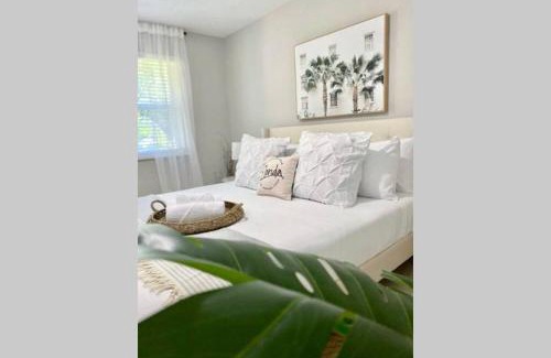 Palm Beach Shores Apartamento | Serenity at Seascape: Steps to the beach & Shops