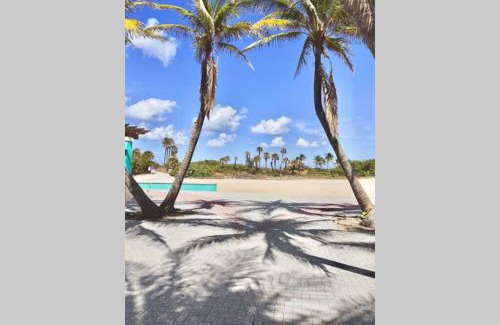 Palm Beach Shores Apartamento | Serenity at Seascape: Steps to the beach & Shops