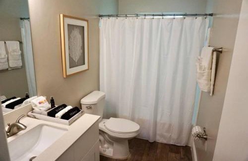 Palm Beach Shores Apartamento | Serenity at Seascape: Steps to the beach & Shops