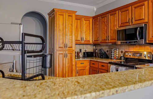 Gainesville Casa | Serenity at the Lake with a Twist