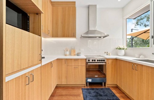 Doncaster East Casa | Serenity by the Creek - Luxury Retreat