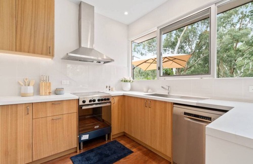 Doncaster East Casa | Serenity by the Creek - Luxury Retreat