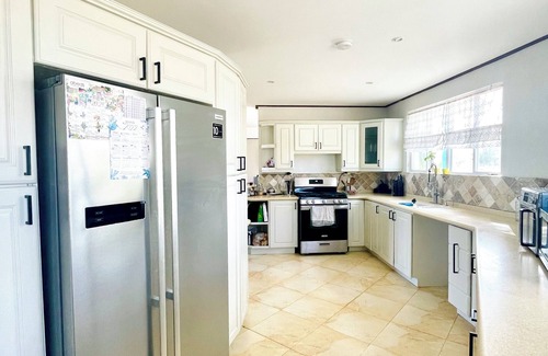 Harrismith Casa | Serenity by the Sea: Ocean Front Villa with Pool