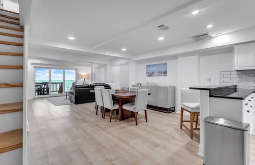 Sunset Beach Casa | Impresionante Townhome frente a la playa con piscina, barbacoa y muchas comodidades excelentes.