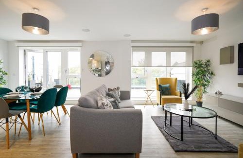 London Borough of Hounslow Apartamento | Serenity by the Water 3-Bed London 2x parking space