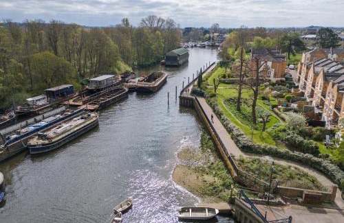 London Borough of Hounslow Apartamento | Serenity by the Water 3-Bed London 2x parking space
