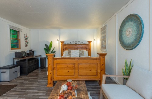 Fairview Cabina | Serenity Cabin, located 20 minutes from downtown.