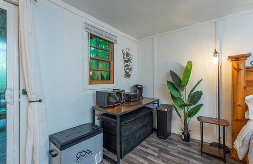 Fairview Cabina | Serenity Cabin, located 20 minutes from downtown.