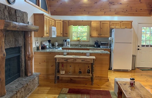 Tarheel Cabina | Serenity Cabin with Fireplace