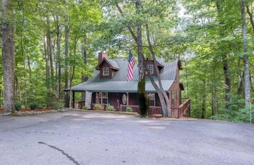 Tarheel Cabina | Serenity Cabin with Fireplace