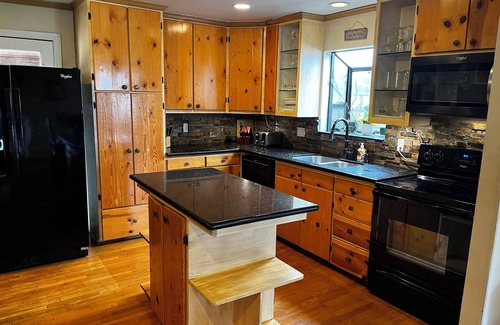 Willis Cabina | Lake Conroe Spacious Waterfront Retreat 8 BR, piscina cubierta climatizada, hoguera