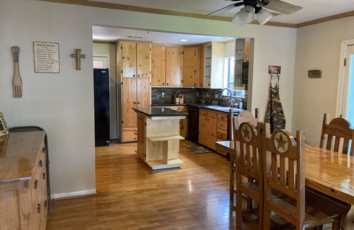 Willis Cabina | Lake Conroe Spacious Waterfront Retreat 8 BR, piscina cubierta climatizada, hoguera